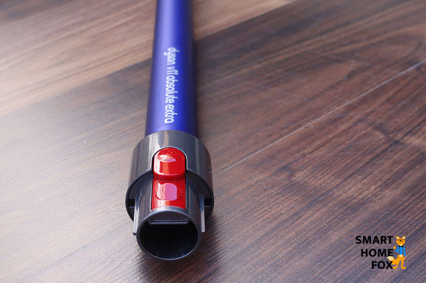 всасывающая трубка от пылесоса Dyson v11 лежит на полу 